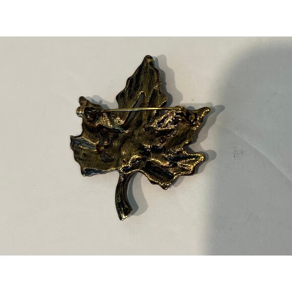 NEW Vintage Gold Bronze Maple Leaf Brooch Pin with Green CZ Rhinestones - Picture 2 of 6